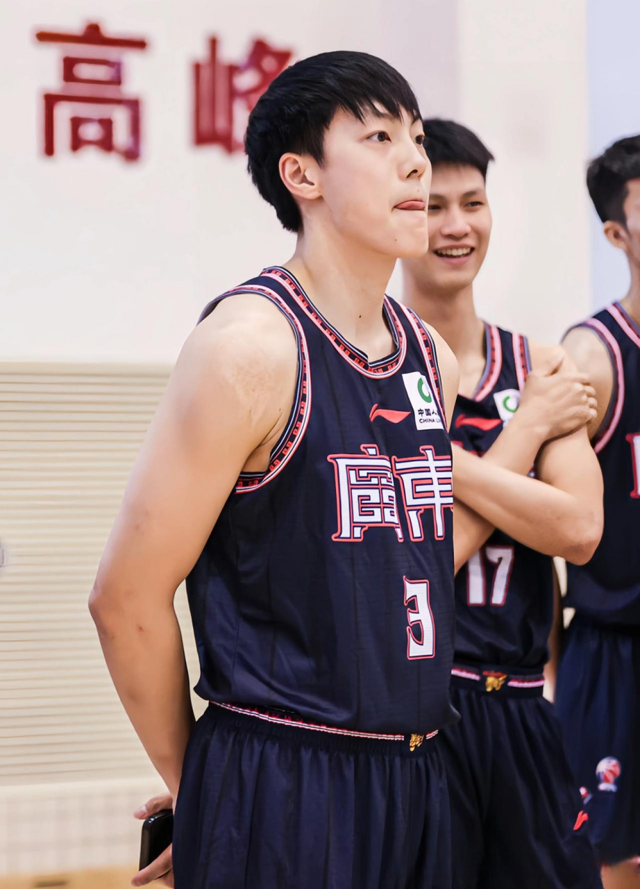 开云体育APP下载-关于赛地聚焦——CBA季后赛清晨热度飙升;广东宏远战术微调;球迷炸锅;赛程密集仍需轮换的信息